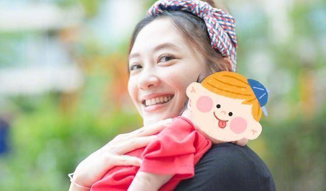 应采儿晒四人合照,腰部圆润疑产后发福,衣着也与家人与众不同_陈小春