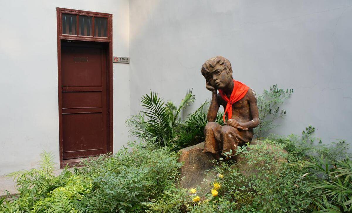 小萝卜头曾关押在那里,这里有历史课本上的白公馆和渣滓洞,奠定了重庆