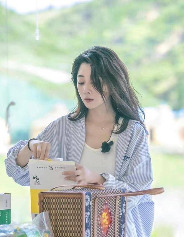 42岁的殷桃魅力四射,3款减龄发型很适合40岁以上的女人_马尾_脸型