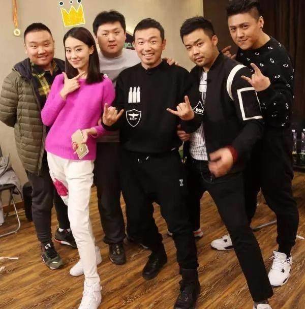 与杨幂是同班同学,却靠演小品出名,成冯巩最美女徒弟受力捧_张小斐