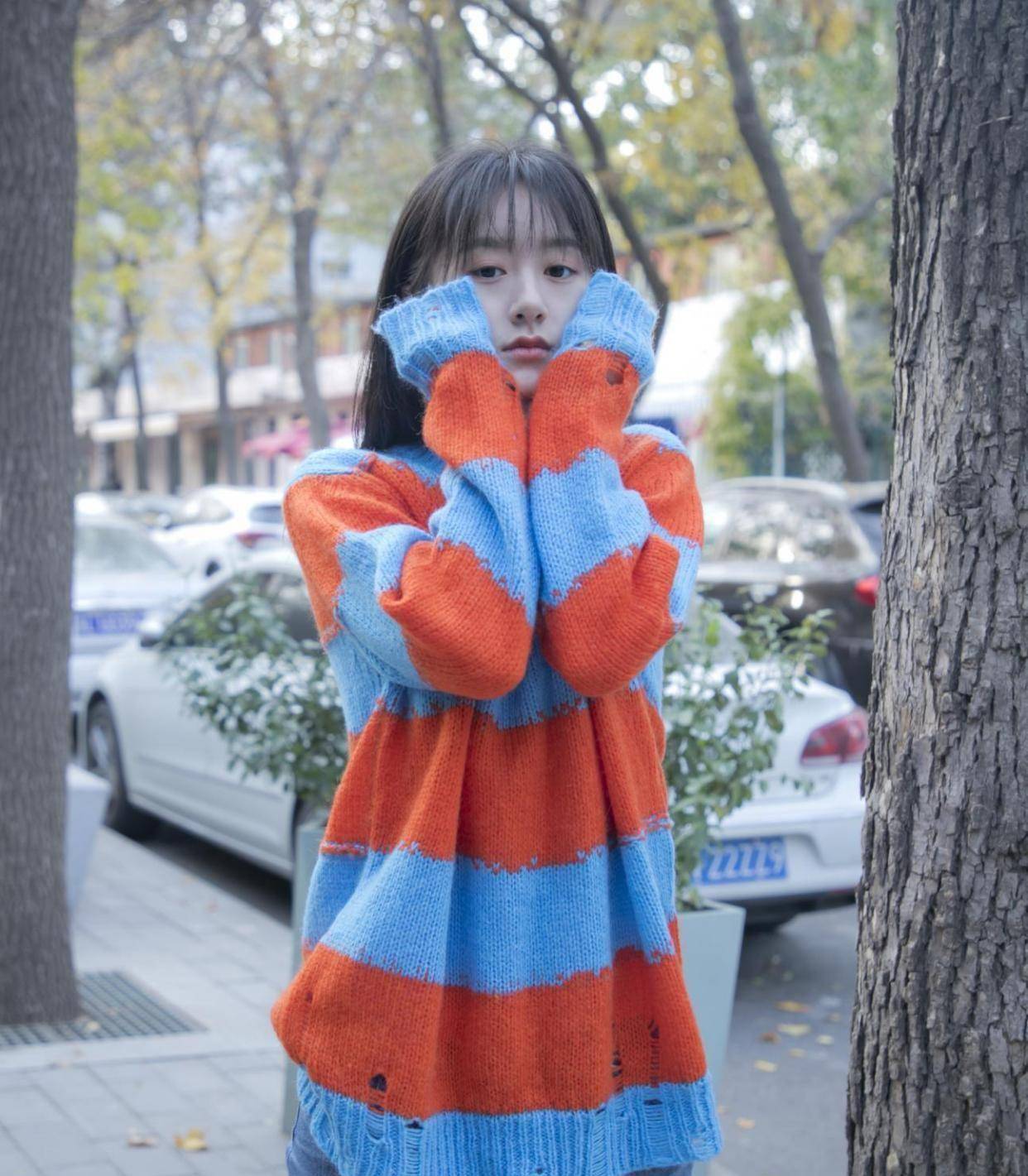 在袁冰妍的身上咱们总能够或许感觉到她温婉又可儿的邻家小女孩风貌