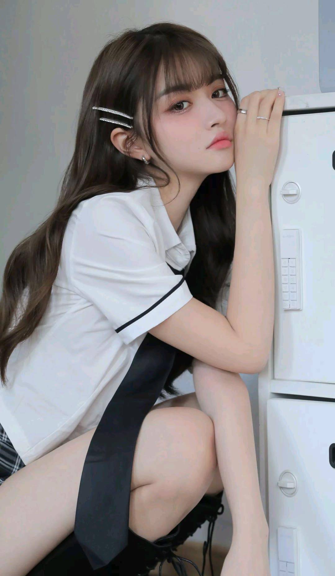 长发元气美少女白衬衫搭配格子a字裙,学院风天真纯美写真_短裙_jk