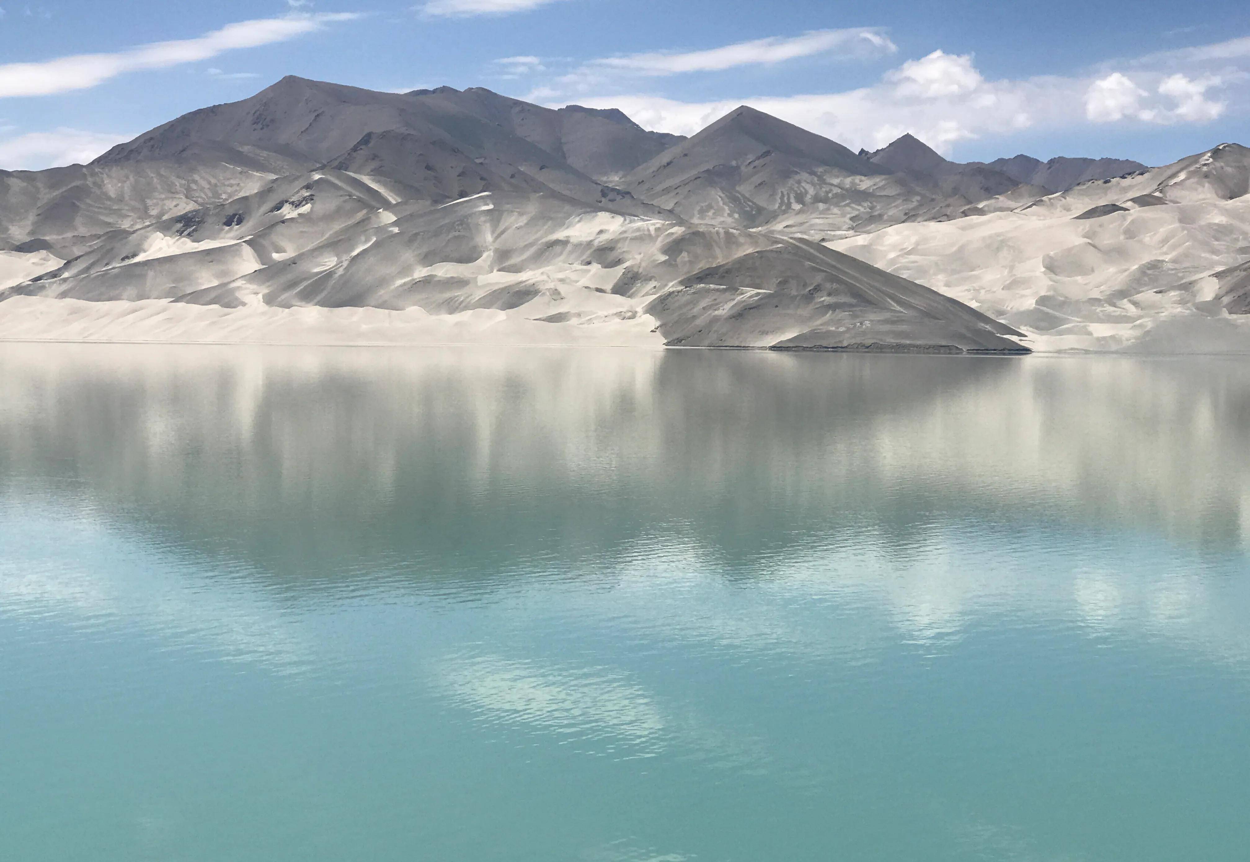 过了白沙湖,继续沿中巴友谊公路即314国道向南行驶约60公里1个小时的