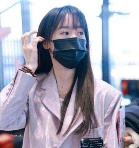 袁冰妍可真是个时髦精,银色西装配牛仔裤干练利落,有多清新减龄?