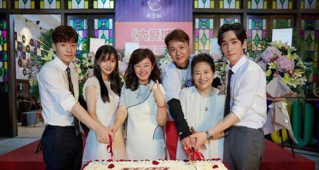 杨颖为热播剧大结局造势:晒和邓伦朱一龙的合影,小鸟依人很可爱_程