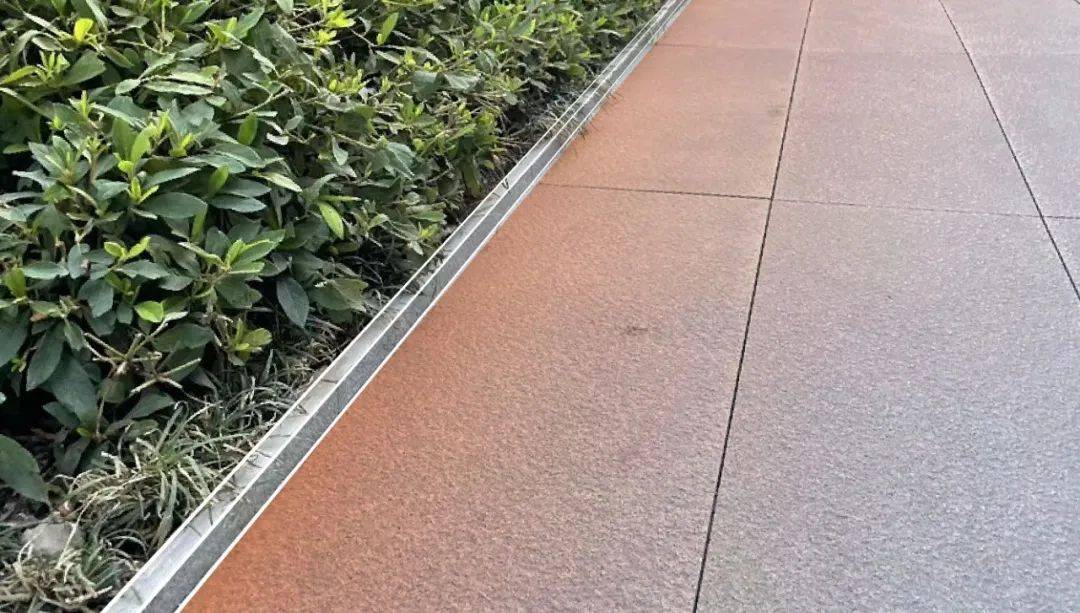 路旁加装pc挡水条在植被选择上,园区在美观与适用之间充分考量,优先