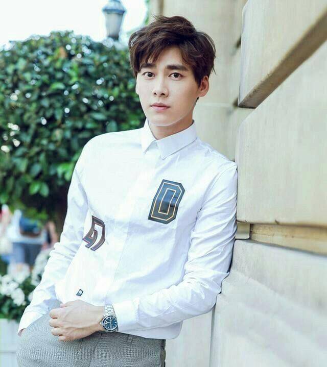 4.李易峰82年出生的艺人,这个年纪的人,按照常规都应该成家了.