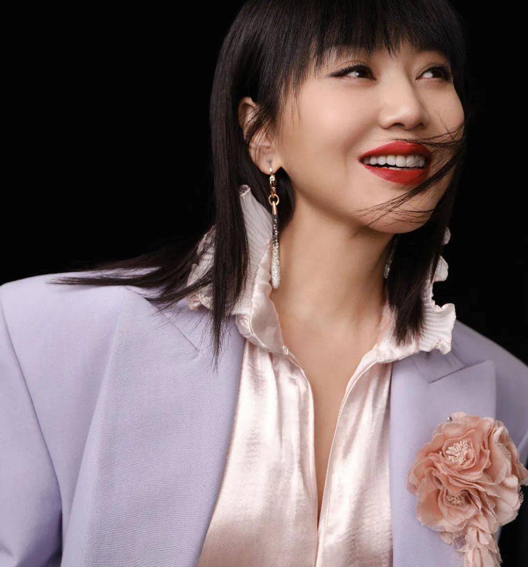 "自称是"关中女子"的闫妮,被蔡素芬身上那种无论顺境逆境都保有着爱的