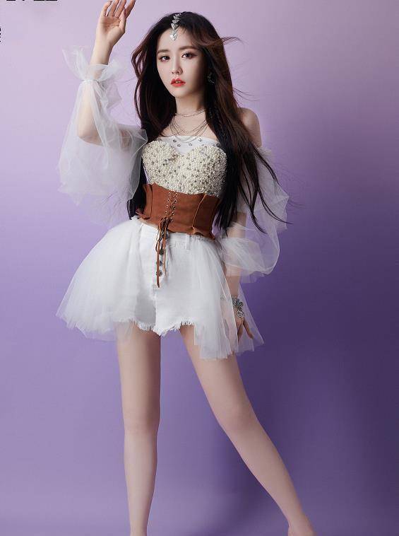 硬糖少女光脚拍异域大片:陈卓璇荧光腿抢镜,些宁仿佛穿了高跟鞋_感觉