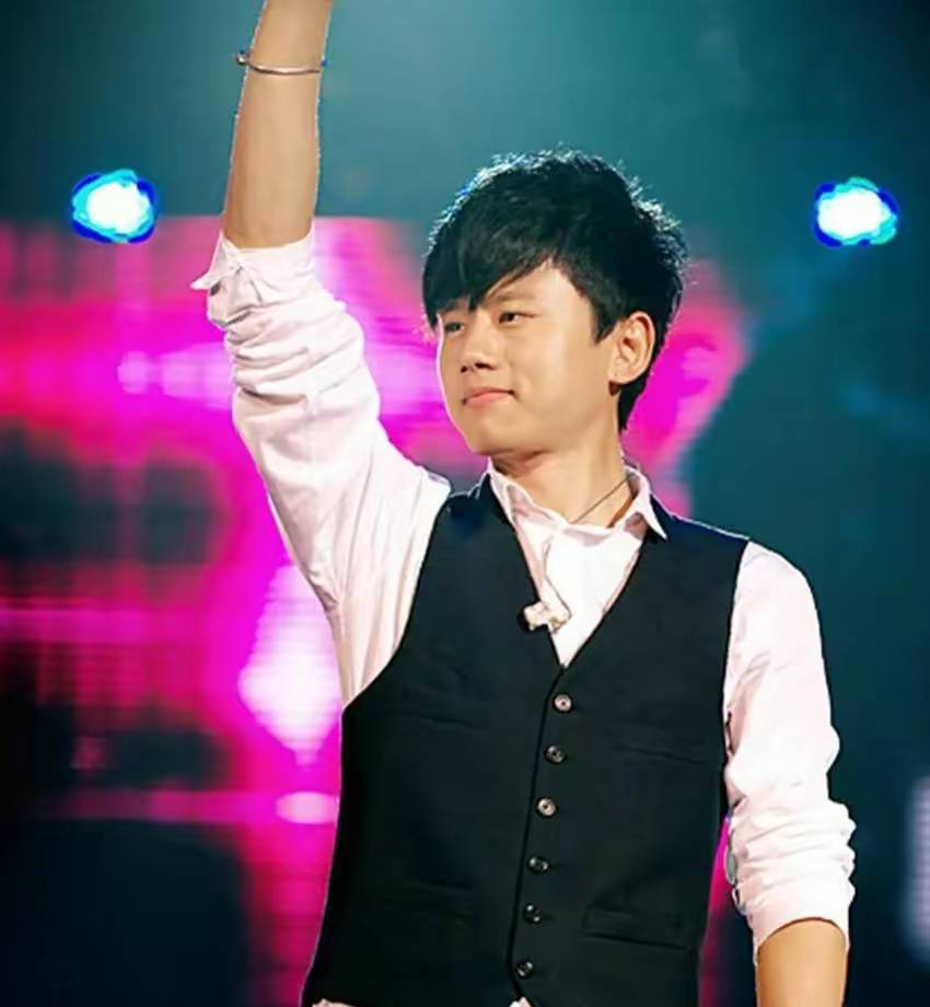 对于张杰,他不仅是一位极具实力的歌手,更是一位有着良好公德心的艺人