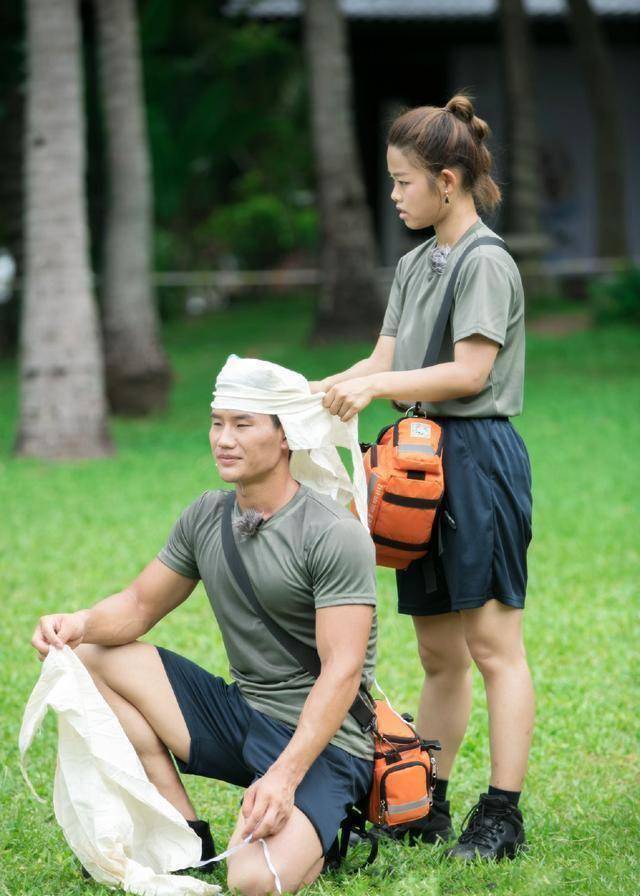 杨紫已经是偶像剧公认的女一号;当谢孟伟秀肌肉被骂的时候,张一山已经