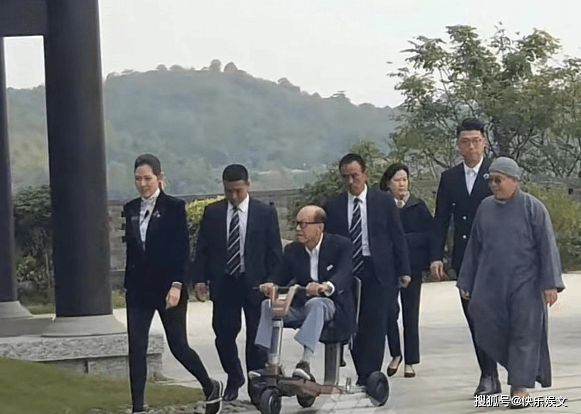 95歲李嘉誠廣州寺廟祈福!