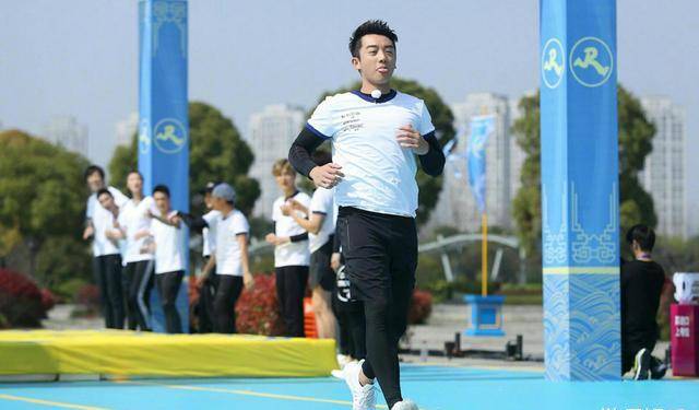 郑恺2个月胖40斤,双层肚腩太辣眼,"小猎豹"变成了"大海豹"_身体_电影