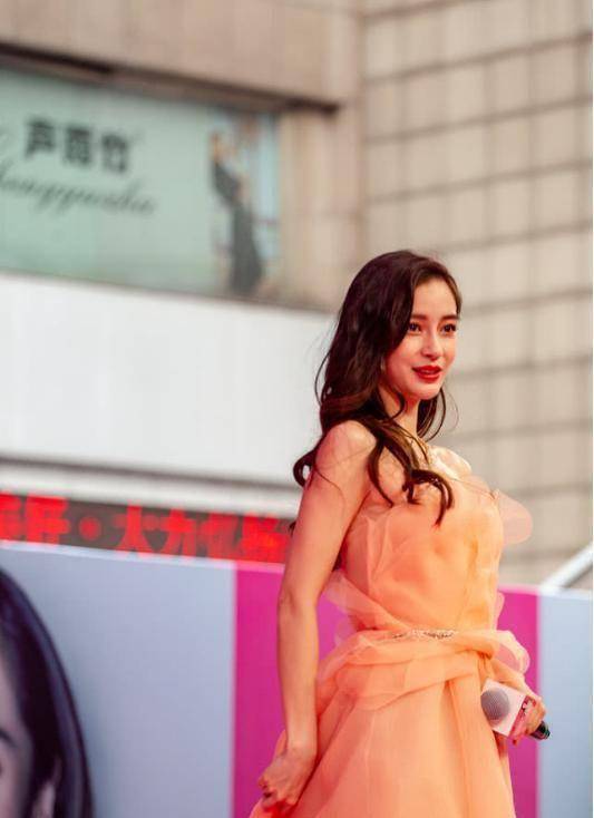 杨颖出席露天活动,穿礼服裙秀美肩不怕冷,卷发红唇好迷人_纱裙_感觉