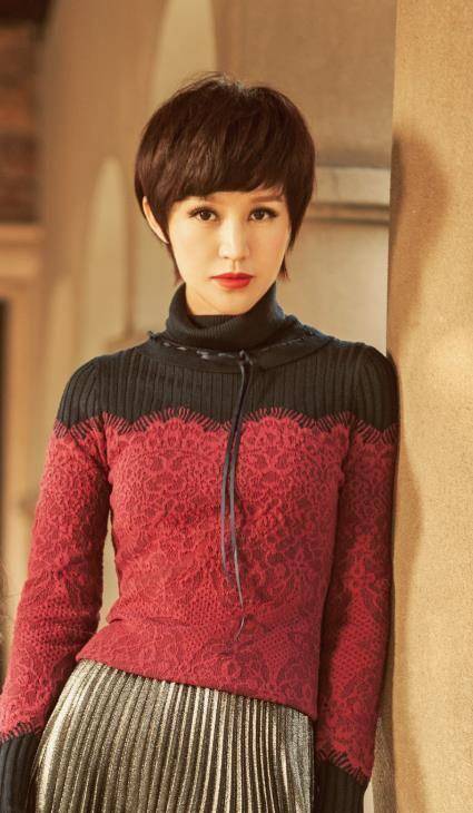 有种"变脸"叫鲍蕾化浓妆,素颜照长这样,陆毅每天怎么过的?