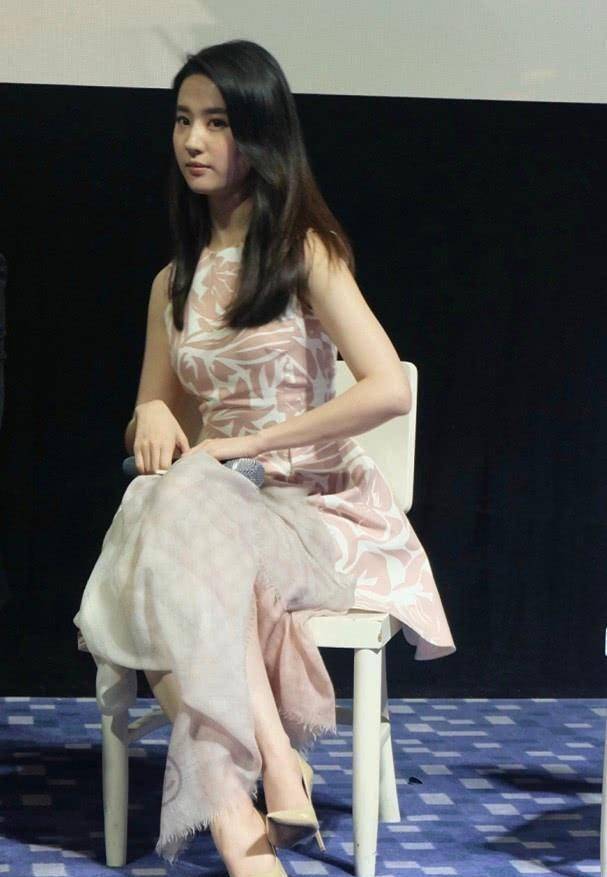 有种上镜胖十斤叫刘亦菲,穿印花小裙却全程用布盖腿,太可惜了_花木兰