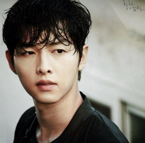 与宋慧乔合作之后,都说是宋慧乔带火了他,其实宋仲基本来就很火