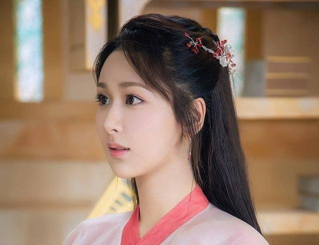 想必不少网友都是在《家有儿女》这部家庭剧中被杨紫给圈粉的,她出道