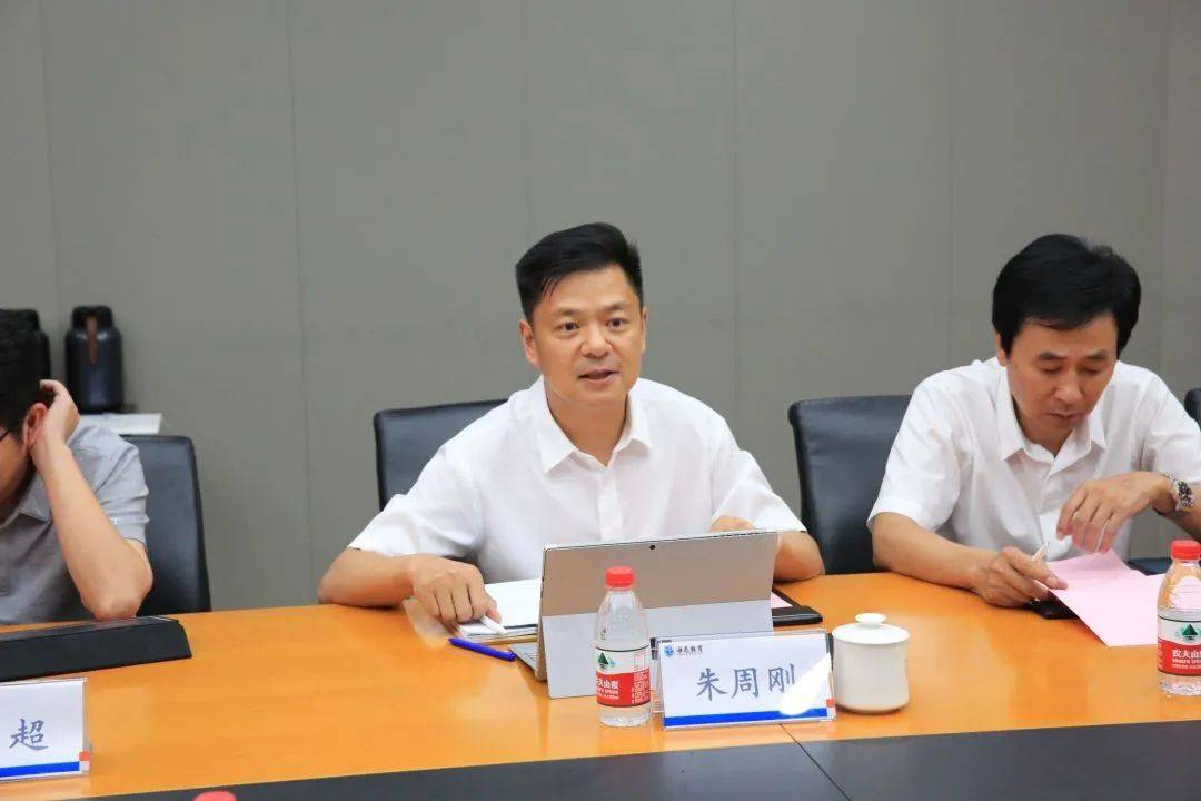 朱周刚代表海亮教育对海亮与育贤教育集团合作的"琼林