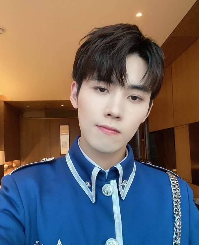 周震南任豪参加星光大赏,焉栩嘉怎么缺席了?_黄明昊_活动_事情