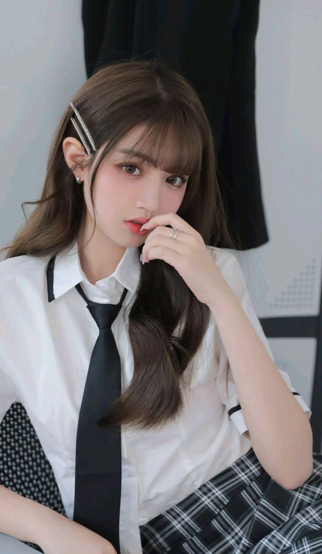 长发元气美少女白衬衫搭配格子a字裙,学院风天真纯美写真_短裙_jk