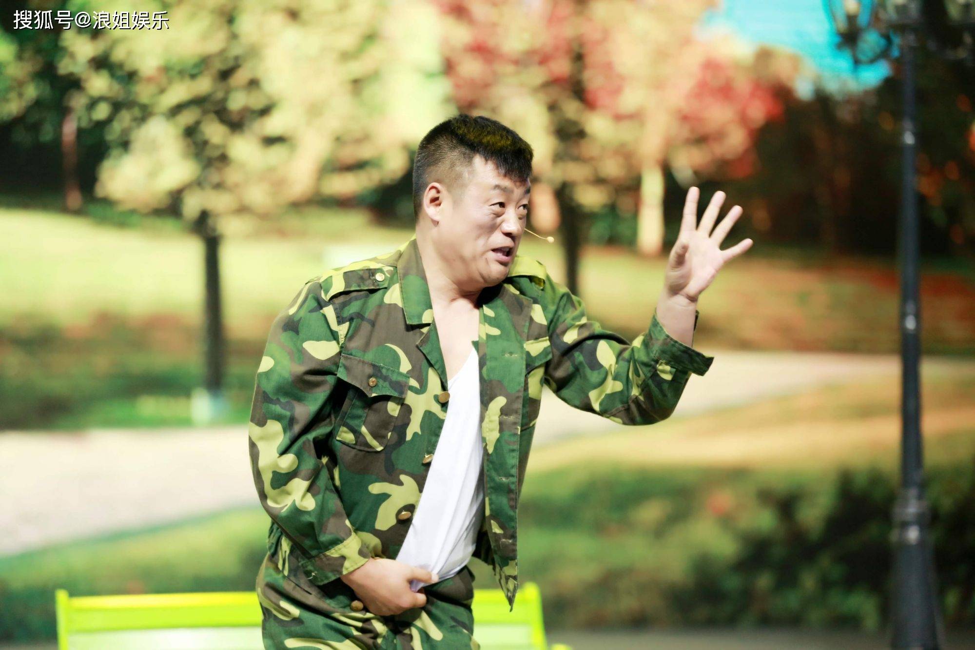 亭亭玉立长腿白皙,父女同框合影似情侣_宋晓峰_未来_表演