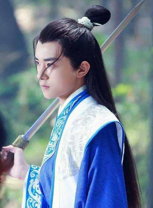 娱乐圈演员执剑照,易烊千玺霸气,胡歌潇洒,杨颖亮了!