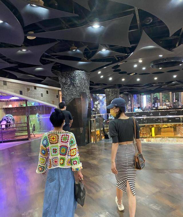 殷桃出门逛街被偶遇,42岁穿修身半身裙,背影像少女看着真年轻_时尚