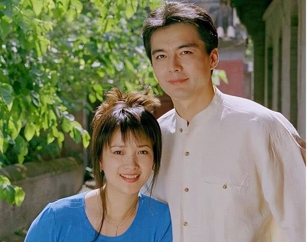 许亚军:年轻时情书用麻袋扛,4段婚姻两个儿子,妻子个个是美人_张晞