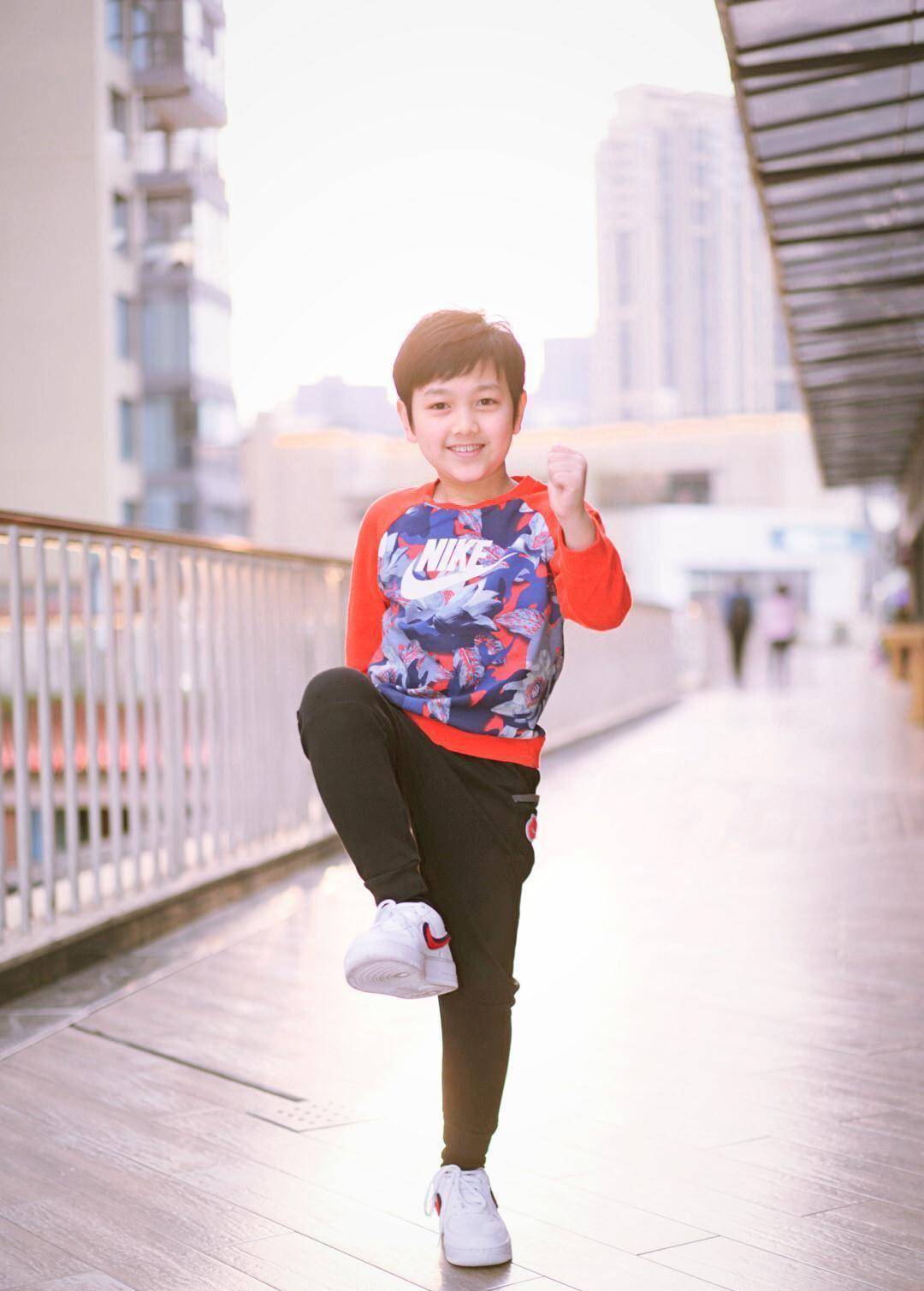 韩远琪的履历是典型的童星轨迹,目前为止一帆风顺,最大的悲伤是父母