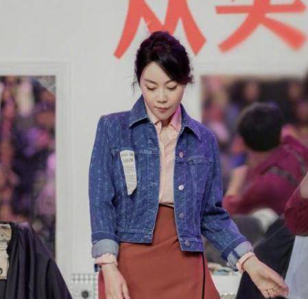 闫妮穿短裙,扎马尾配牛仔外套太减龄,不像50岁,秀出青春时尚感_裙子
