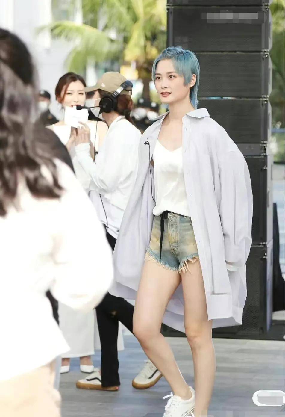 李宇春活动照曝光,一头蓝色短发个性十足,穿热裤大秀美腿_网友_水枪