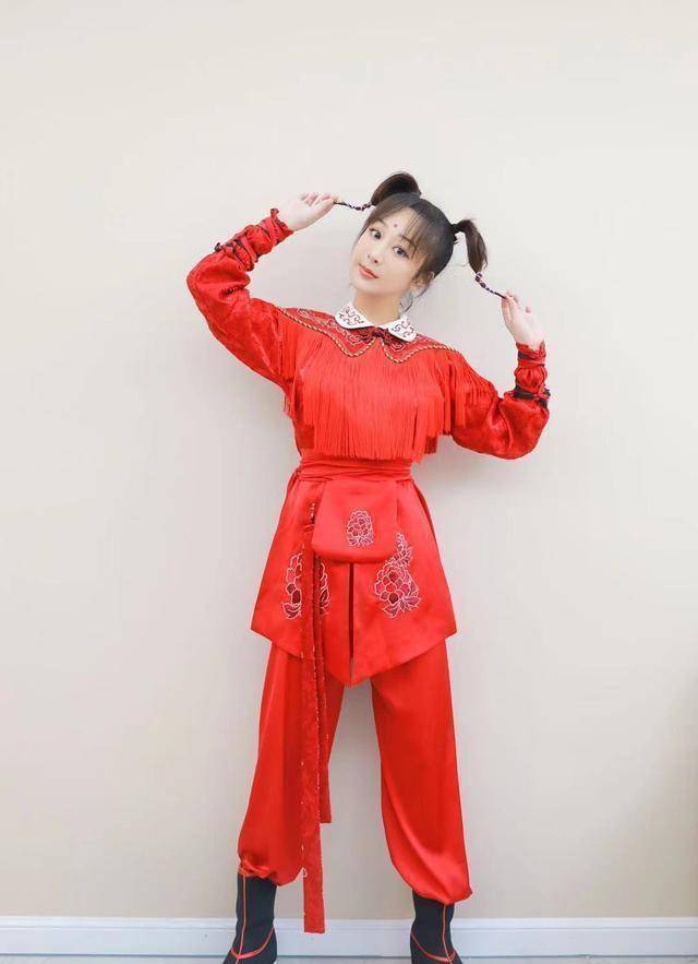 杨紫穿红孩儿衣服,忒好看,有点可爱_cos_角色_驾驭者