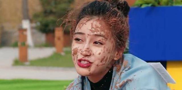 但这次宋雨琦和杨颖玩游戏,或许是因为被泥巴糊了一脸,渐渐了明显有点