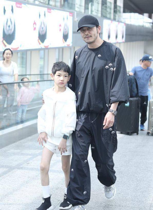 杨烁9岁的儿子近照,娃娃脸不再学冲浪,总是跌跌撞撞_杨雨辰_父亲_教育