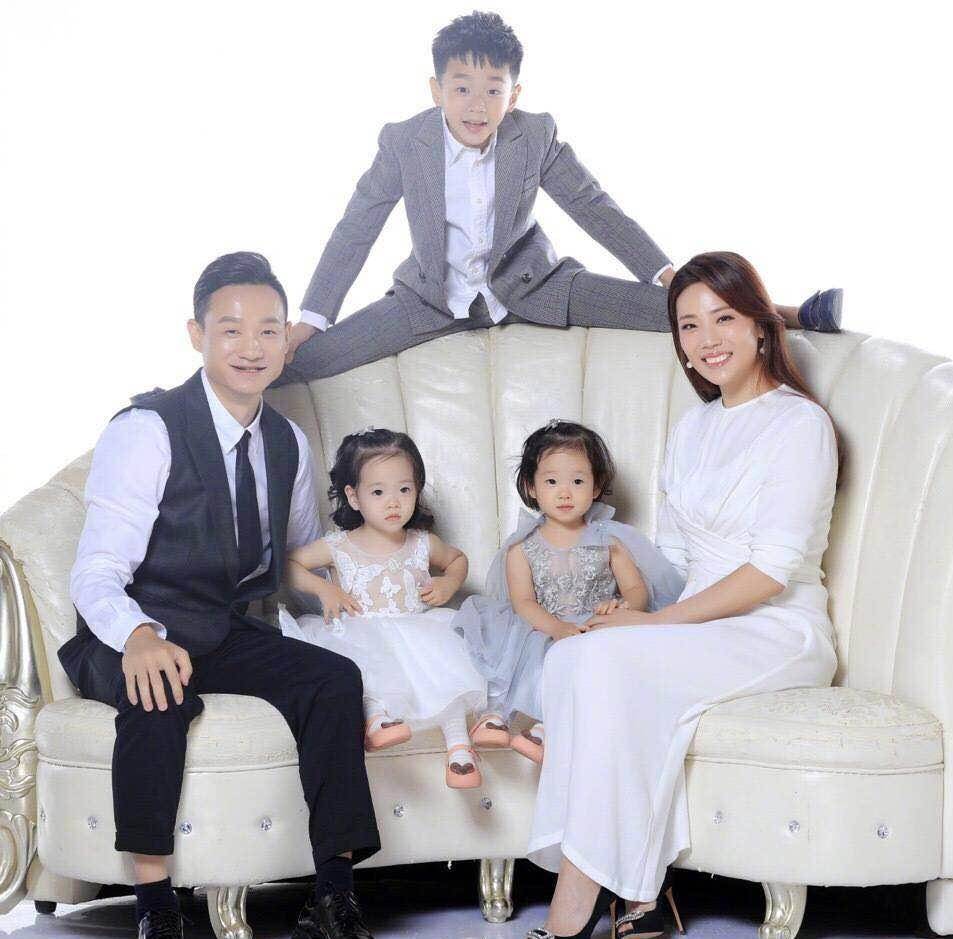 杨威晒一家五口合照,杨云穿连衣裙秀美腿,10岁杨阳洋越长越帅!