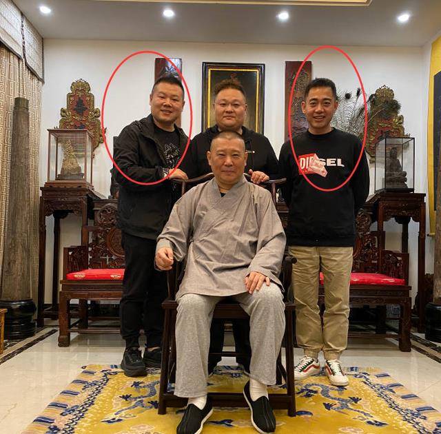一次偶然的机会,孙云龙和岳云鹏在赵老爷子面前表演了一个双簧节目.