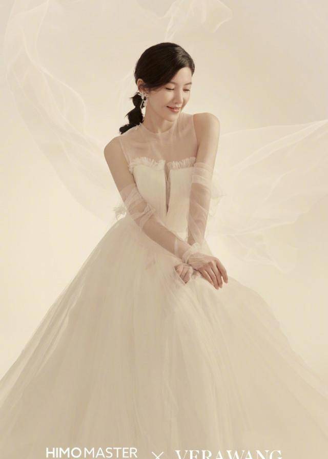 杨子姗婚纱照,温婉气质越发有魅力.