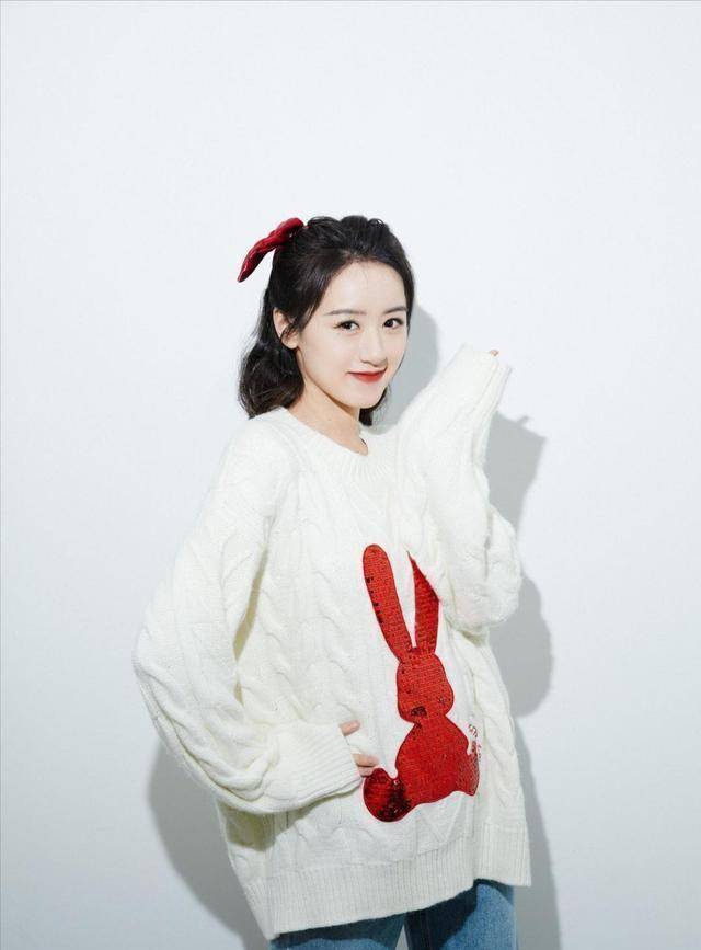 袁冰妍帅酷穿搭真高级,条纹衬衣配大地色毛衣,时髦减龄显质感_服装