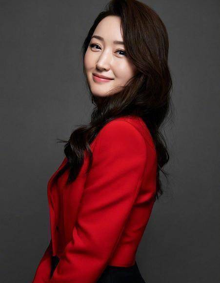 杨钰莹晒美照:身穿大红色时尚西装,48岁身段脸蛋不输一线小花!