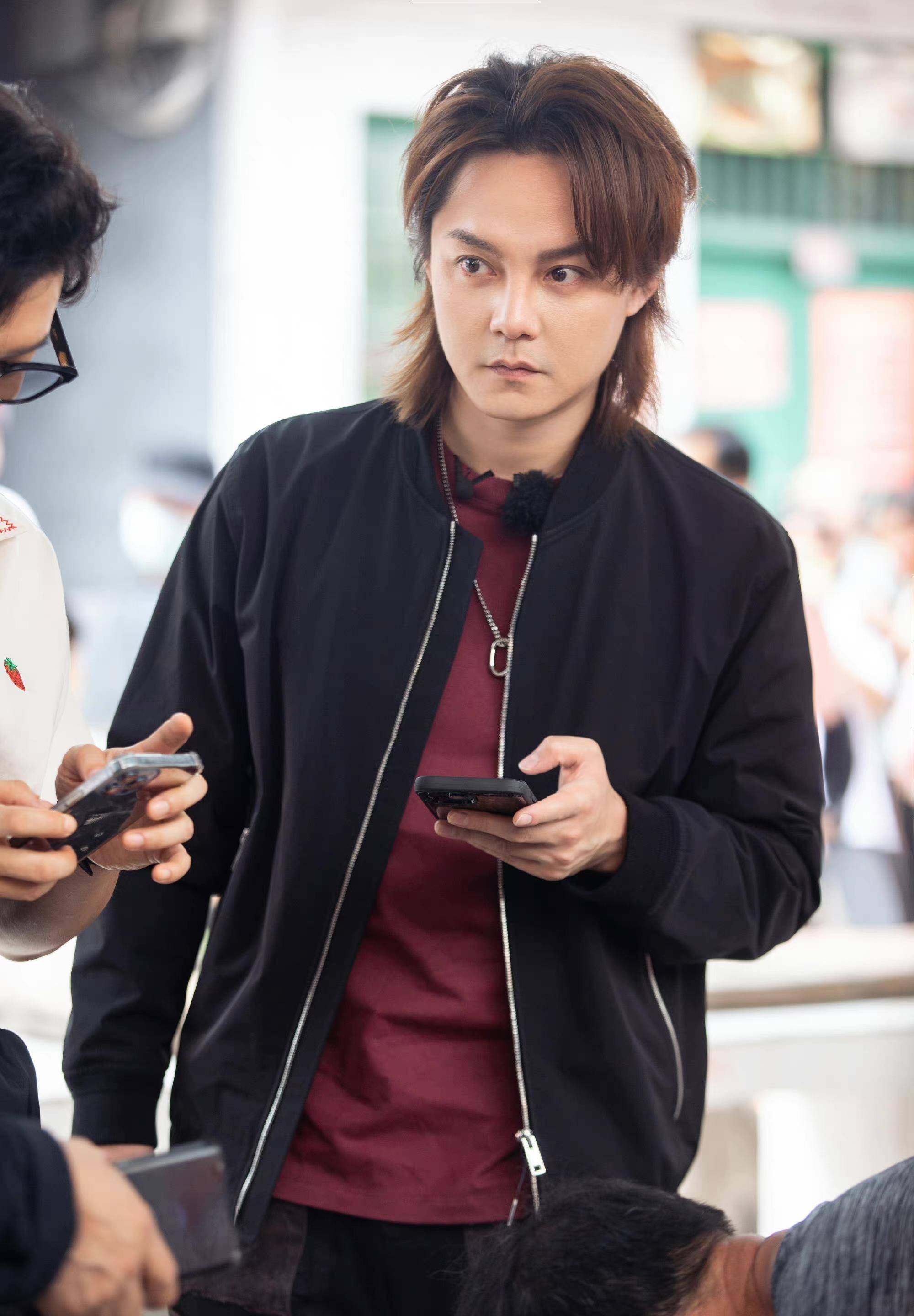 《中餐厅》殷桃球衣战靴,实力派穿搭,黄晓明难得一见的青春模样_衬衫_