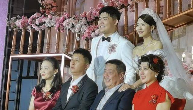 闫学晶儿子大婚办婚宴,众多明星到场祝贺,恩师赵本山却缺席_冯巩_表演