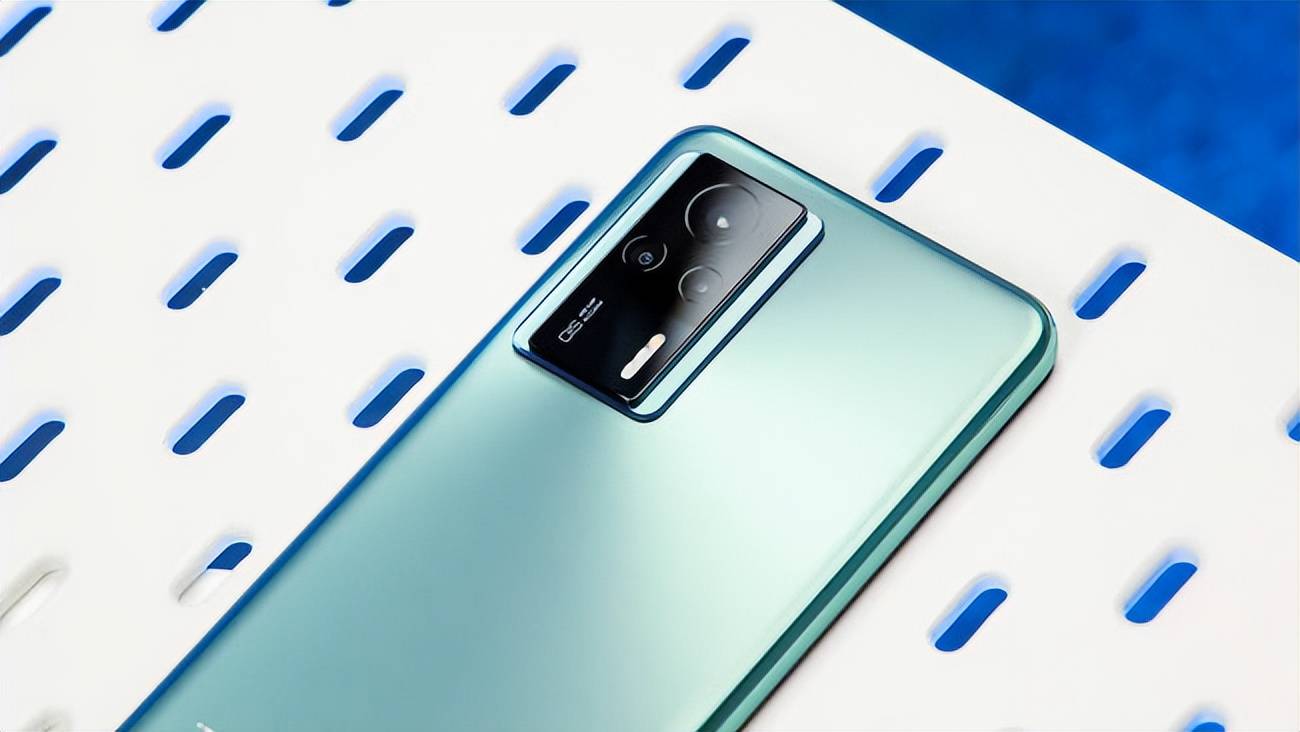 原创
            12GB+512GB只卖1877元，5500mAh+光学防抖，顶配旗舰降成低档机2