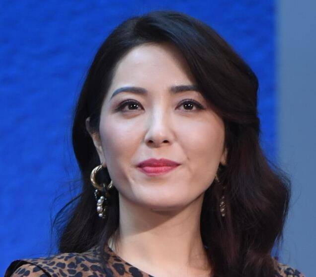 她是章子怡同学,条件优秀始终不温不火,断联18年后晒与陆毅合照_曾黎