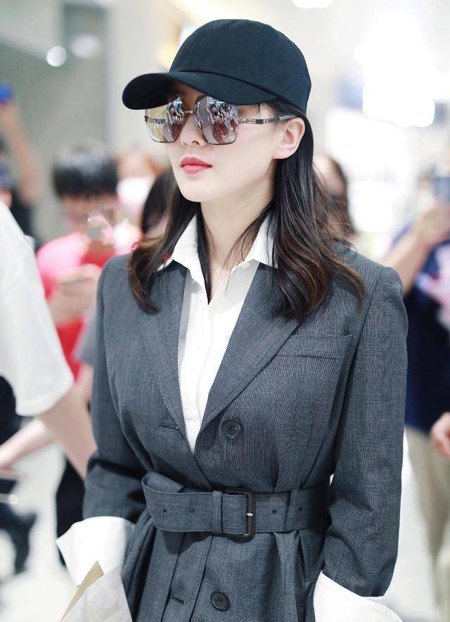 刘诗诗产后复工拍杂志封面,身形依然似少女,体态一如既往的优雅_衣服