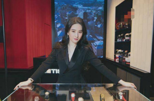 "天仙"刘亦菲现身活动现场,穿黑色西装,难掩气质出众_照片_因为_穿着