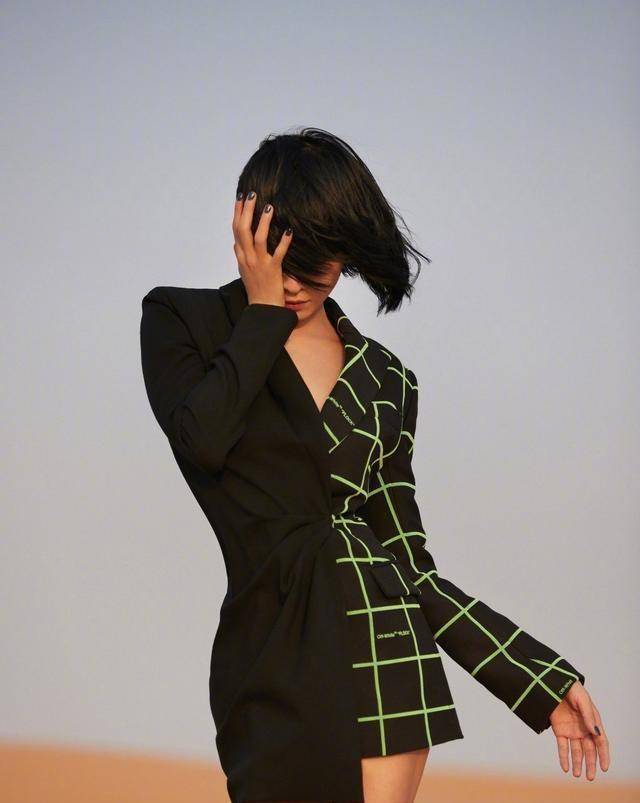 张蓝心太自信了,黑色深v礼服开到腰,可惜无"料"可秀_气质_显得_蓝色