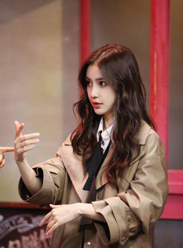 "人间芭比"angelababy,平平无奇的穿搭小天才,可甜可盐可御姐_身材