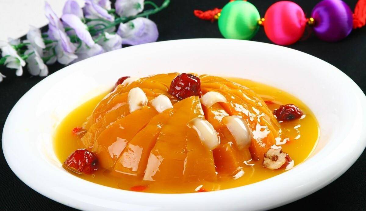 红枣百合蒸南瓜的食材:南瓜半个,枸杞,百合,红枣,白糖,糯米酒糟少量.