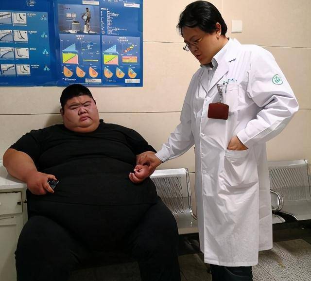 中国第一胖王浩楠,一年狂减363斤,成功减肥后过得怎样?